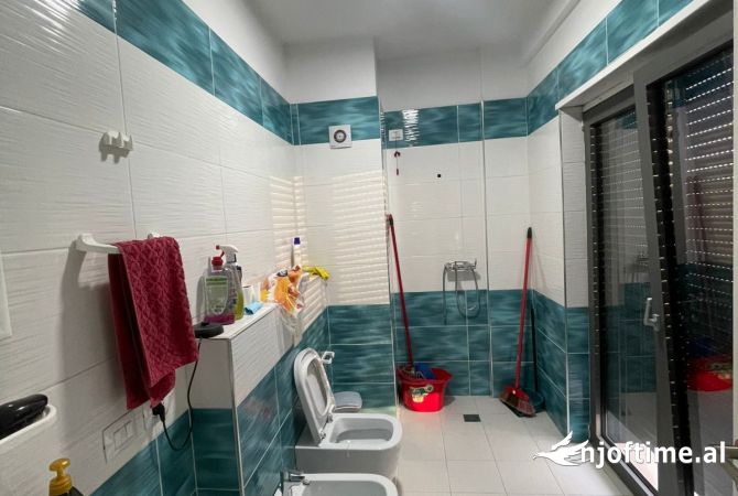 Ambiente Commerciale in Affitto 3+1 a Tirana - 800 Euro