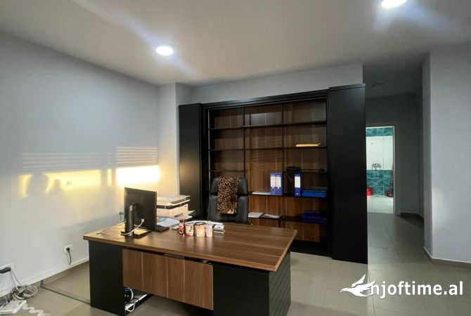 Ambiente Commerciale in Affitto 3+1 a Tirana - 800 Euro