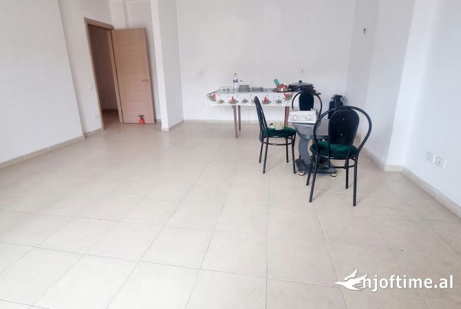 Shtepi ne shitje Apartament ne Durres, 3+1, Mobilimi Pjeserisht e mobiluar, Pagesa 110,000  Euro.