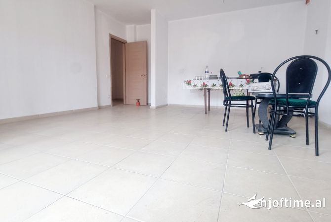 Shtepi ne shitje Apartament ne Durres, 3+1, Mobilimi Pjeserisht e mobiluar, Pagesa 110,000  Euro.