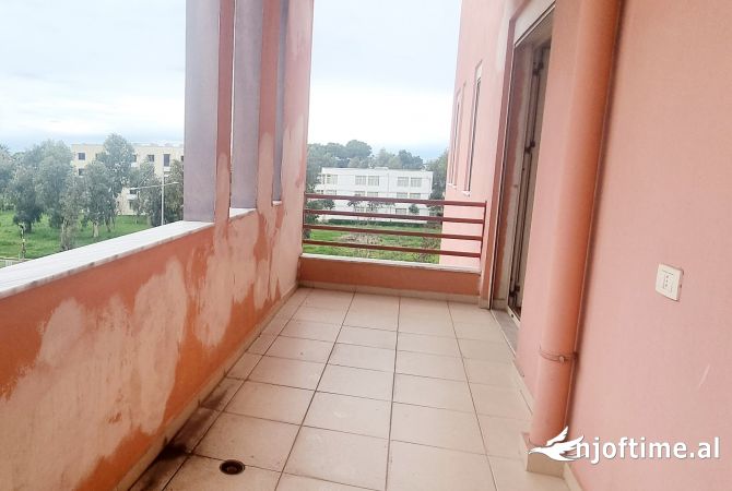 Shtepi ne shitje Apartament ne Durres, 3+1, Mobilimi Pjeserisht e mobiluar, Pagesa 110,000  Euro.