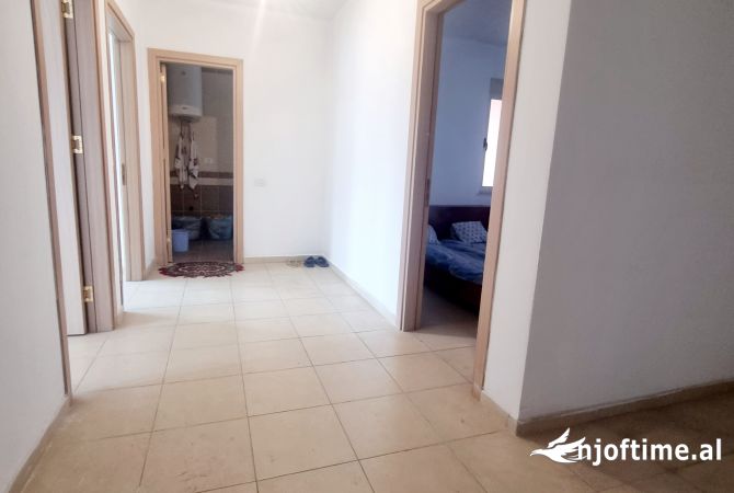 Shtepi ne shitje Apartament ne Durres, 3+1, Mobilimi Pjeserisht e mobiluar, Pagesa 110,000  Euro.