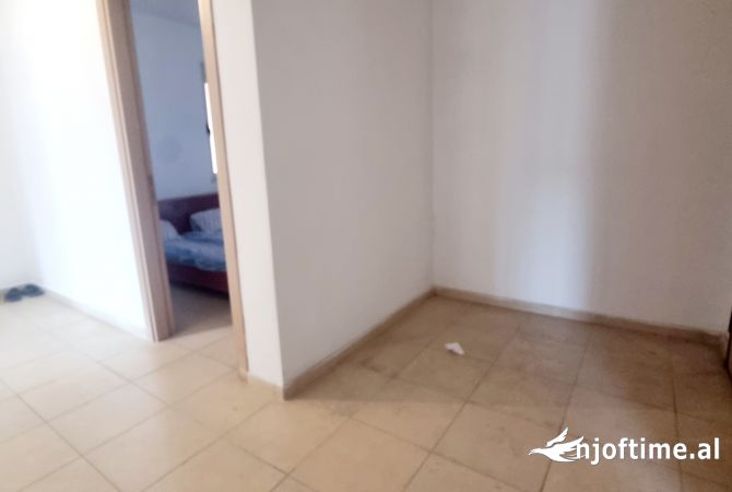 Shtepi ne shitje Apartament ne Durres, 3+1, Mobilimi Pjeserisht e mobiluar, Pagesa 110,000  Euro.