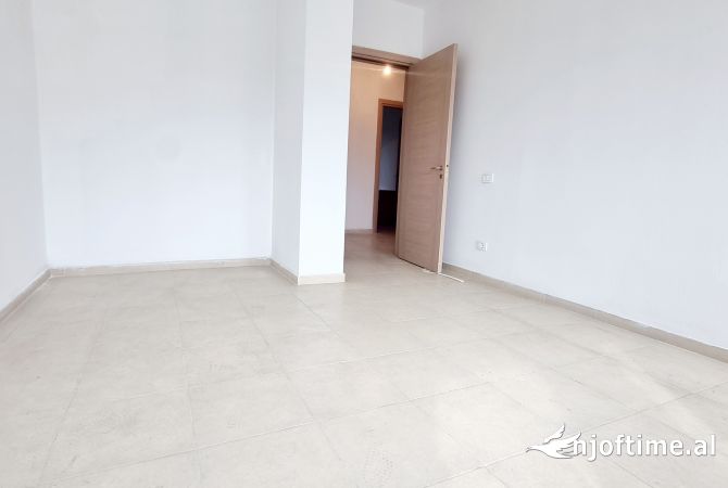 Shtepi ne shitje Apartament ne Durres, 3+1, Mobilimi Pjeserisht e mobiluar, Pagesa 110,000  Euro.