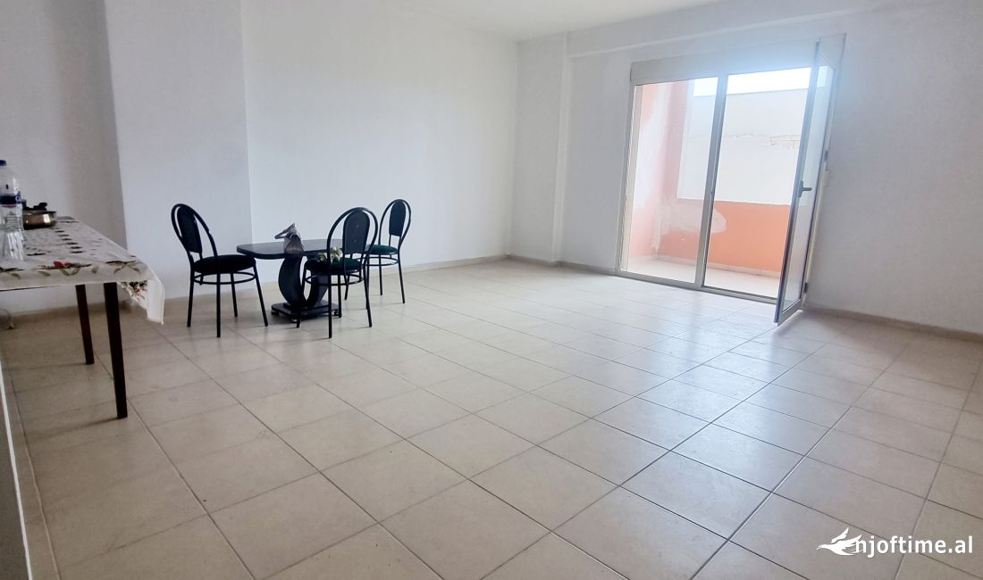 Shtepi ne shitje Apartament ne Durres, 3+1, Mobilimi Pjeserisht e mobiluar, Pagesa 110,000  Euro.