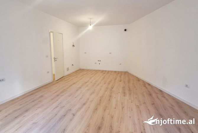 Shtepi ne shitje Apartament ne Tirane, 2+1, Mobilimi Bosh, pa mobiluar, Pagesa 287,500  Euro.
