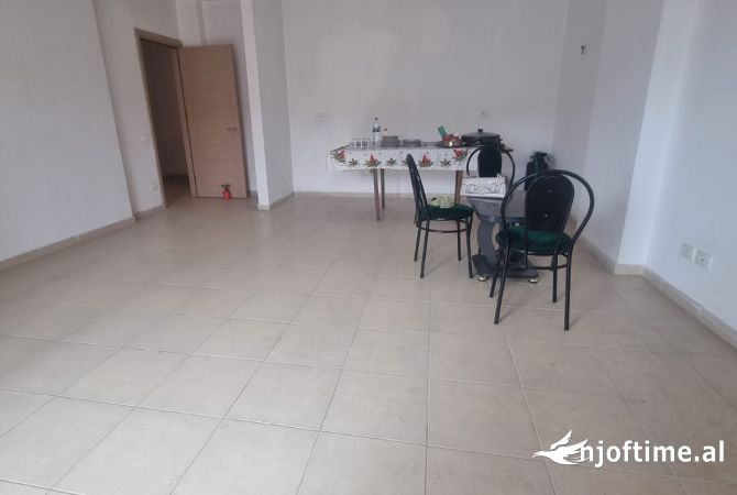 Shtepi ne shitje Apartament ne Durres, 3+1, Mobilimi Bosh, pa mobiluar, Pagesa 113,000  Euro.