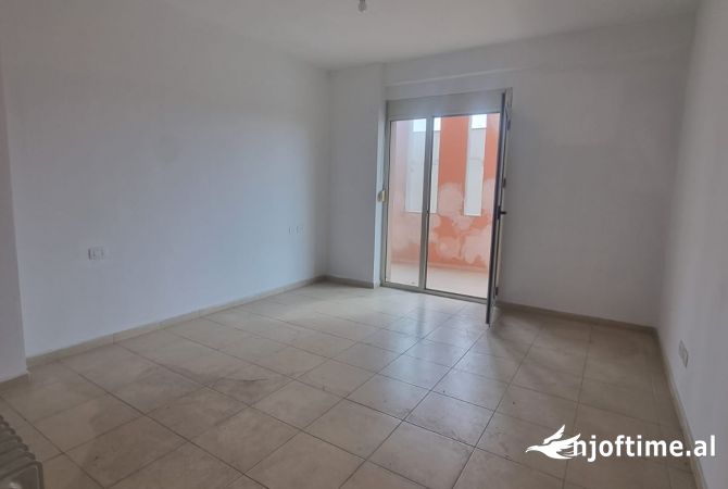 Shtepi ne shitje Apartament ne Durres, 3+1, Mobilimi Bosh, pa mobiluar, Pagesa 113,000  Euro.