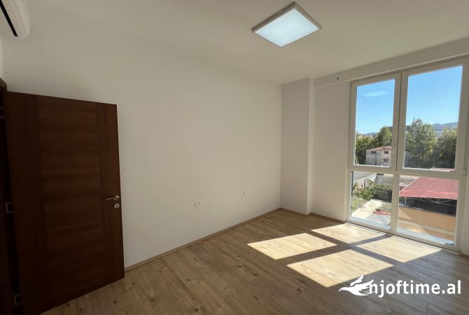 JEPET ZYRE ME QIRA PRANE ISH PARKUT