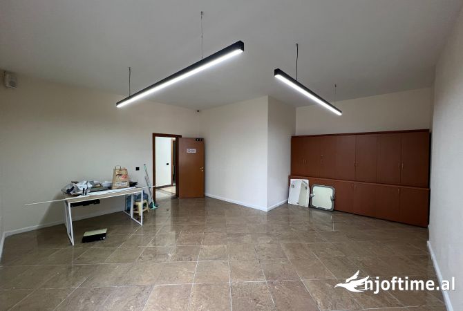 Ambiente Commerciale in Affitto 3+1 a Tirana - 4,500 Euro