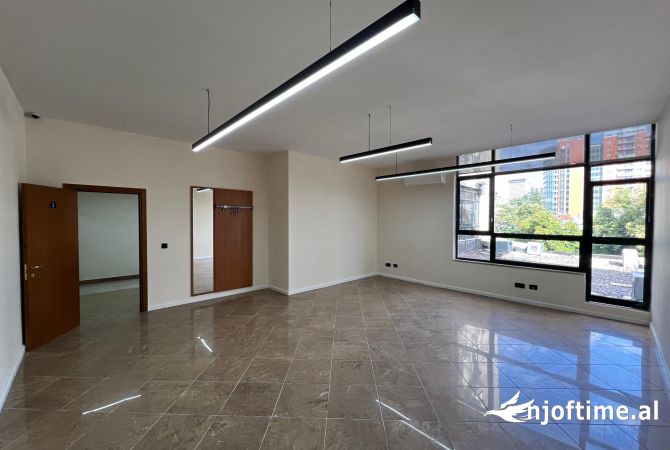 Ambiente Commerciale in Affitto 3+1 a Tirana - 4,500 Euro