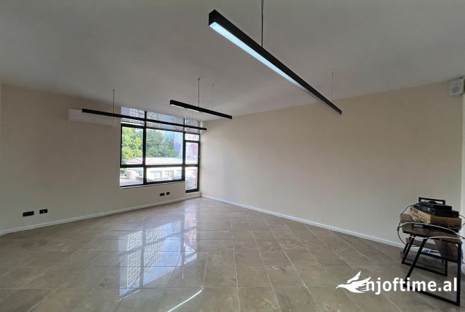 Ambiente Commerciale in Affitto 3+1 a Tirana - 4,500 Euro
