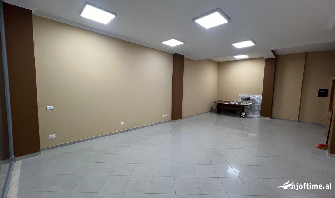 AMBIENT BIZNESI ME QERA PRANE RRUGES BARRIKADAVE