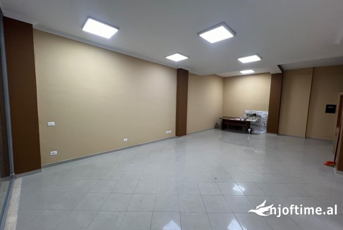 Ambiente Commerciale in Affitto 1+1 a Tirana - 700 Euro