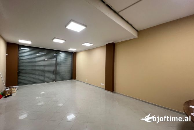 Ambiente Commerciale in Affitto 1+1 a Tirana - 700 Euro