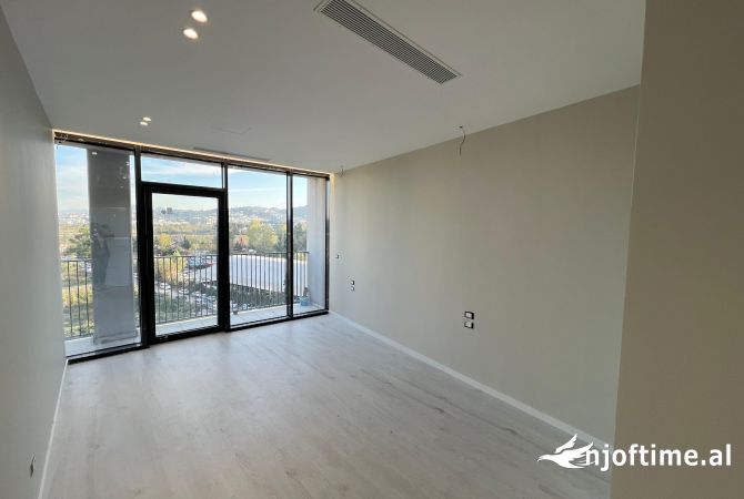 Ambiente Commerciale in Affitto 3+1 a Tirana - 1,250 Euro