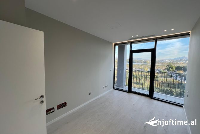 Ambiente Commerciale in Affitto 3+1 a Tirana - 1,250 Euro