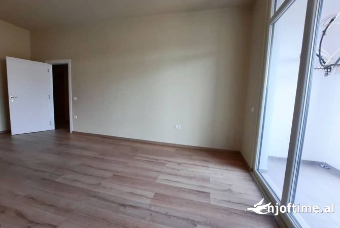 JEPET ZYRE ME QIRA PRANE ISH PARKUT