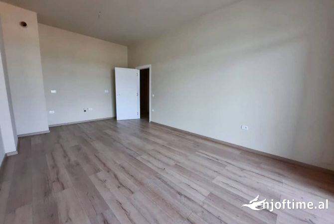 JEPET ZYRE ME QIRA PRANE ISH PARKUT