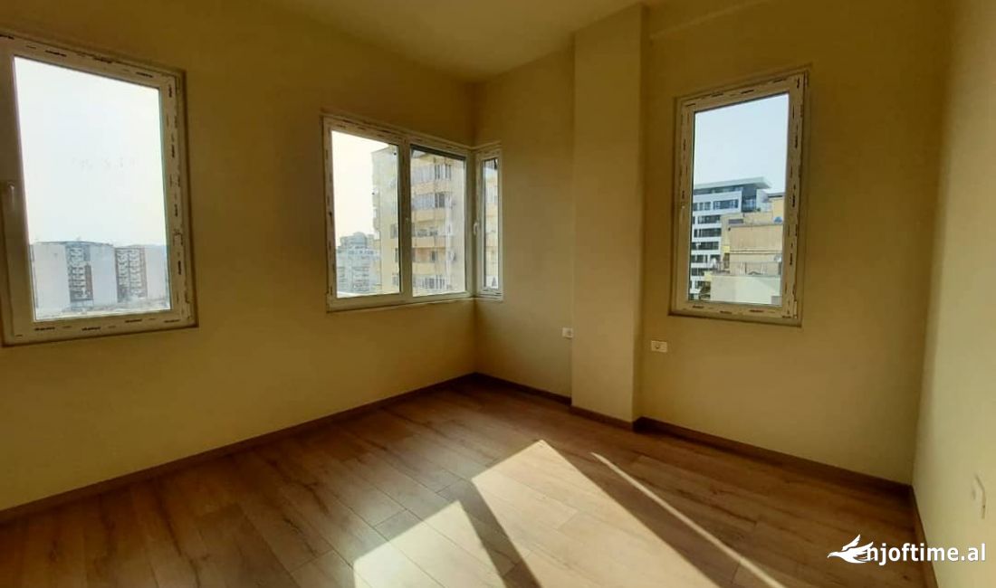 JEPET ZYRE ME QIRA PRANE ISH PARKUT