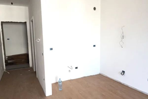 Shtepi ne shitje Apartament ne Tirane, 1+1, Mobilimi Bosh, pa mobiluar, Pagesa 135,200  Euro.