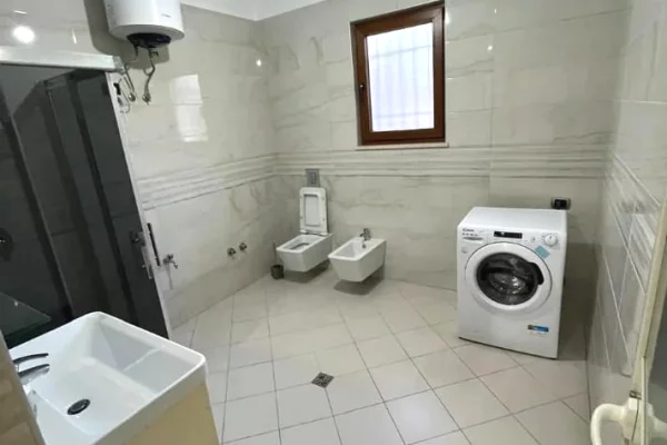 Shtepi me qera Apartament ne Tirane, 2+1, Mobilimi E mobiluar, Pagesa 45,000  Leke.