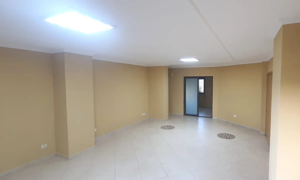 Ambient me qera per zyre ose biznes tek Rruga e Kavajes 