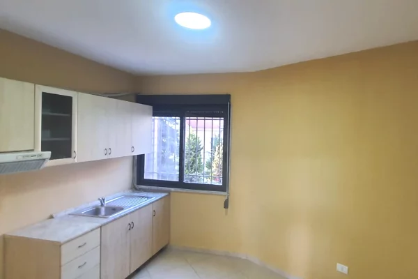 Ambient me qera per zyre ose biznes tek Rruga e Kavajes 