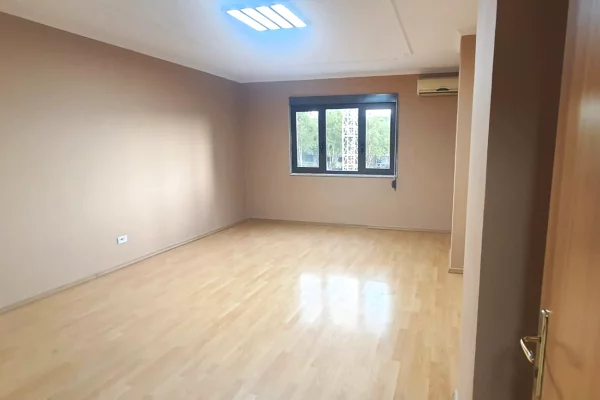 Ambient me qera per zyre ose biznes tek Rruga e Kavajes 