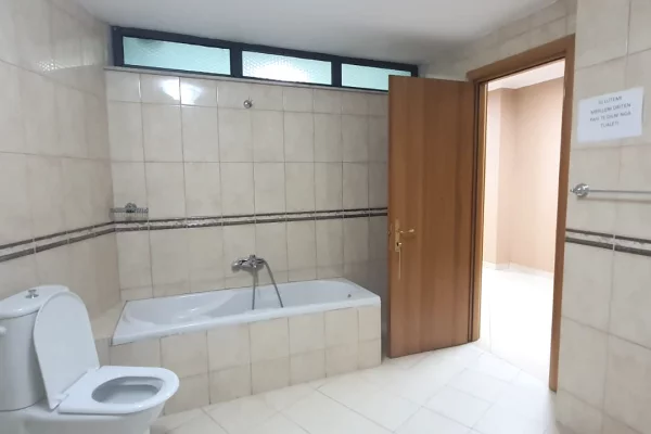 Ambient me qera per zyre ose biznes tek Rruga e Kavajes 
