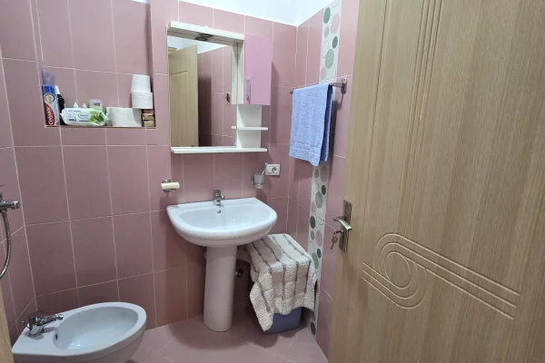 Shtepi ne shitje Apartament ne Tirane, 2+1, Mobilimi E mobiluar, Pagesa 22,200,000  Leke.
