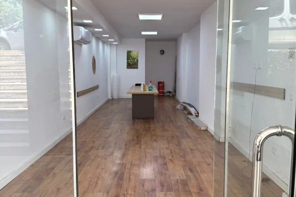 Ambient biznesi me qera 3+1 ne Tirane - 60,000 Leke
