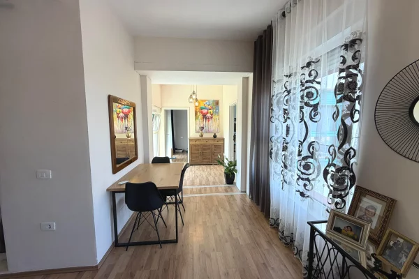 Shtepi ne shitje Apartament ne Tirane, 3+1, Mobilimi E mobiluar, Pagesa 239,000  Euro.