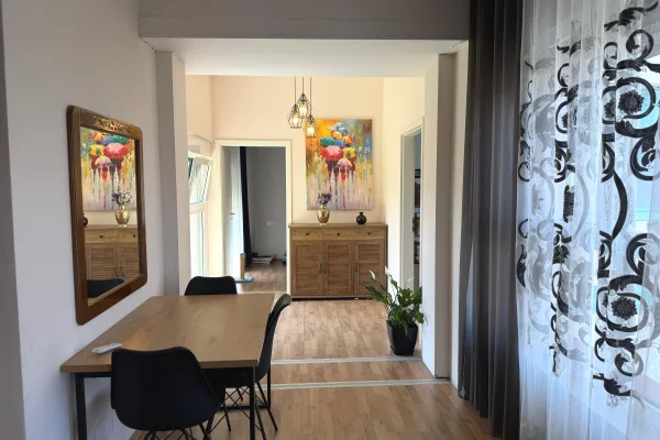Shtepi ne shitje Apartament ne Tirane, 3+1, Mobilimi E mobiluar, Pagesa 239,000  Euro.