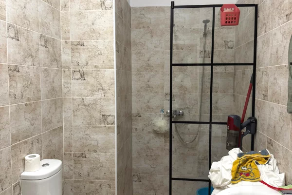 Shtepi ne shitje Apartament ne Tirane, 3+1, Mobilimi E mobiluar, Pagesa 239,000  Euro.