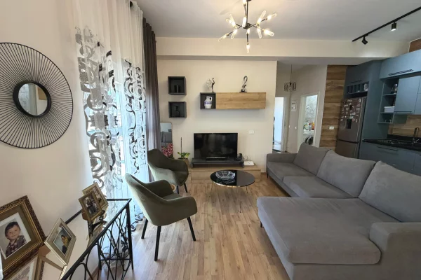 Shitet apartament 3+1+2 dhe ballkon në Ali Dem