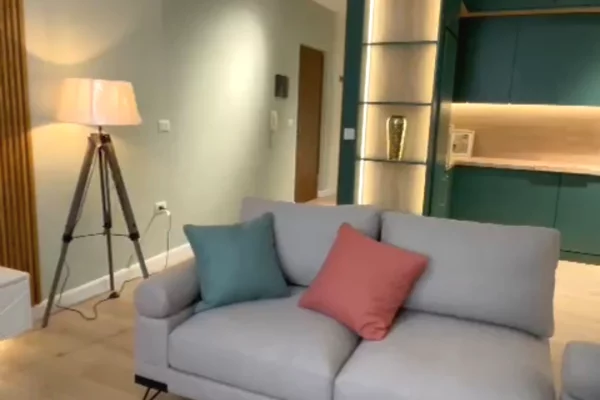 Jepet me qera apartament 2+1+2 tek Komuna e Parisit 