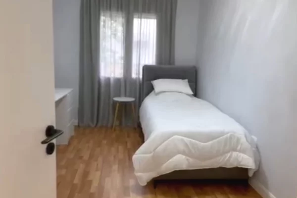 Shtepi me qera Apartament ne Tirane, 2+1, Mobilimi E mobiluar, Pagesa 900  Euro.