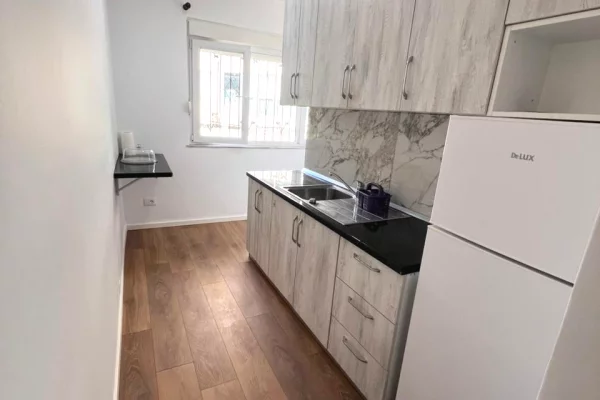 Shtepi ne shitje Apartament ne Tirane, 1+1, Mobilimi E mobiluar, Pagesa 129,000  Euro.