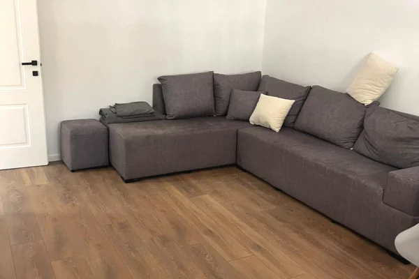 Shitet apartament 1+1 për 129 000 € në Laprakë 