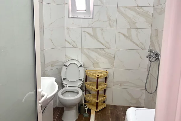 Shtepi ne shitje Apartament ne Tirane, 1+1, Mobilimi E mobiluar, Pagesa 129,000  Euro.