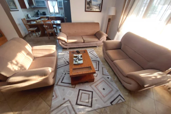 SHITEN SET KOLLTUQESH PER SALLONE, TIRANE