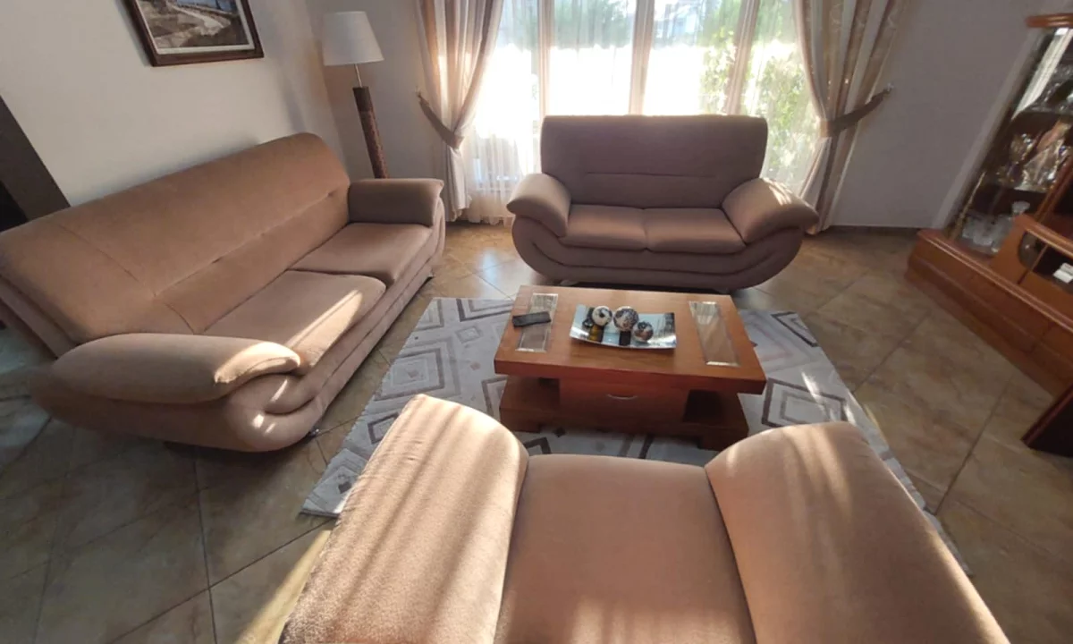 SHITEN SET KOLLTUQESH PER SALLONE, TIRANE