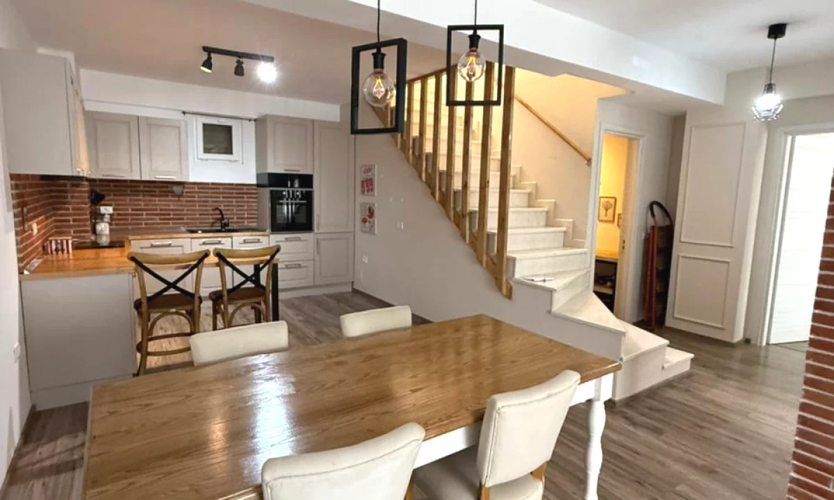 Shtepi ne shitje Apartament ne Tirane, 2+1, Mobilimi E mobiluar, Pagesa 216,300  Euro.