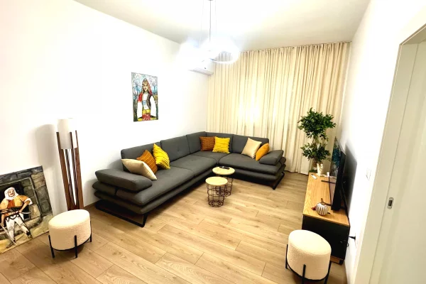 Shtepi me qera Apartament ne Tirane, 2+1, Mobilimi E mobiluar, Pagesa 890  Euro.