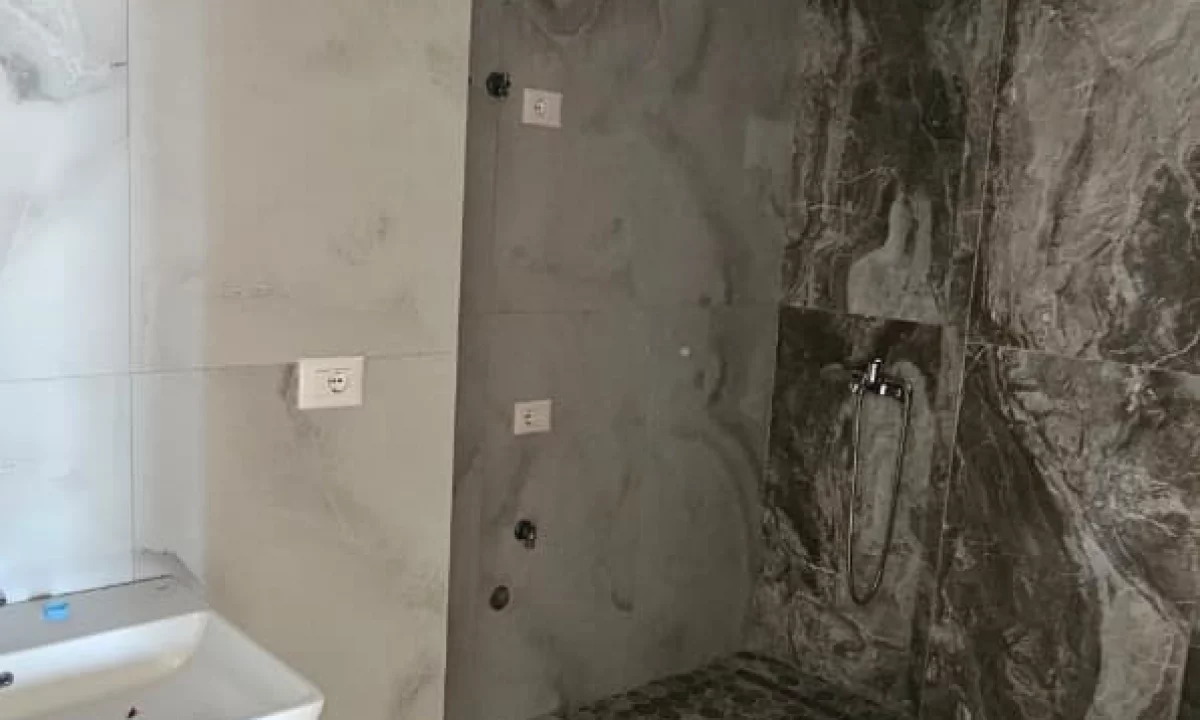 🏢 Me Qira – Ambient Zyre | Garden Building, Tirane