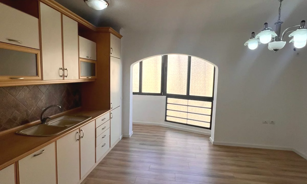 Shtepi ne shitje Apartament ne Tirane, 2+1, Mobilimi E mobiluar, Pagesa 165,000  Euro.
