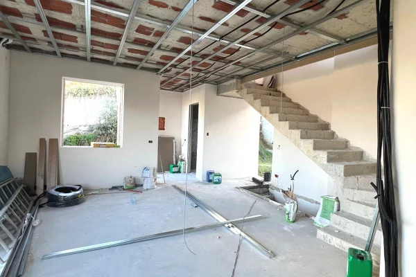 Shtepi me qera 3+1 ne Tirane - 2,000 Euro