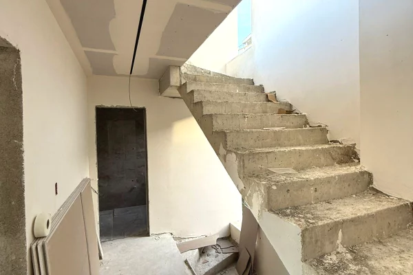 Shtepi me qera Vila Luksoze ne Tirane, 3+1, Mobilimi Bosh, pa mobiluar, Pagesa 2,000  Euro.