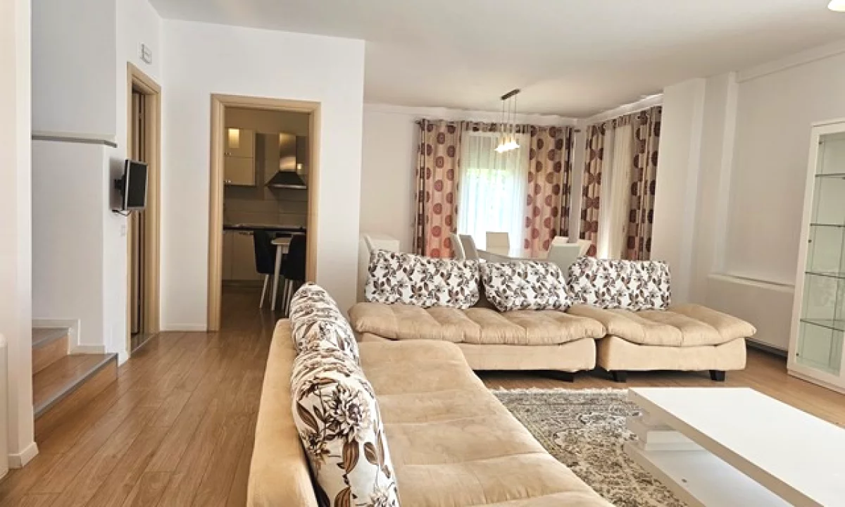 Shtepi me qera Vila Luksoze ne Tirane, 6+1, Mobilimi E mobiluar, Pagesa 2,500  Euro.